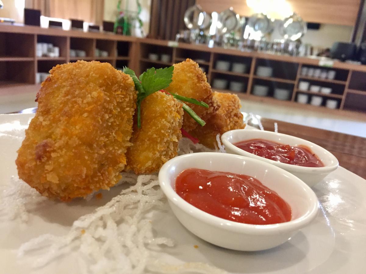 迈达尼伊斯兰大酒店 马塔兰 外观 照片