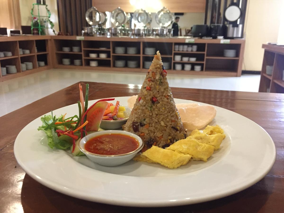 迈达尼伊斯兰大酒店 马塔兰 外观 照片